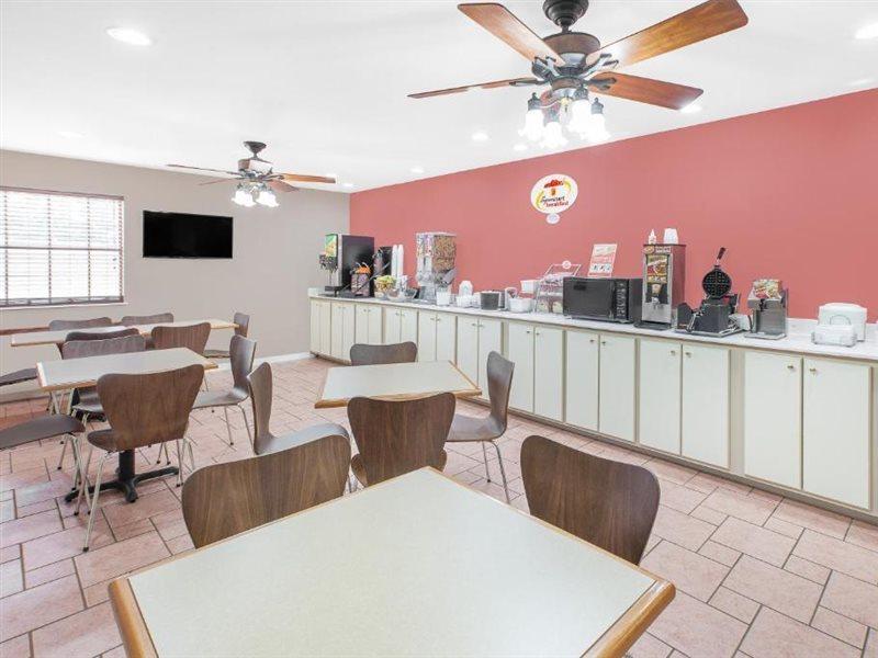 Super 8 By Wyndham Lowell/Bentonville/Rogers Area Bagian luar foto