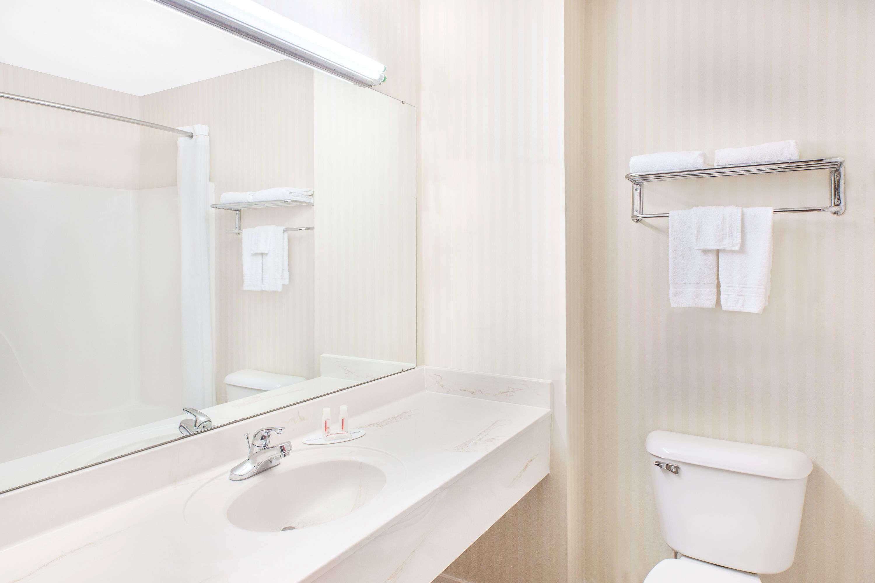 Super 8 By Wyndham Lowell/Bentonville/Rogers Area Bagian luar foto
