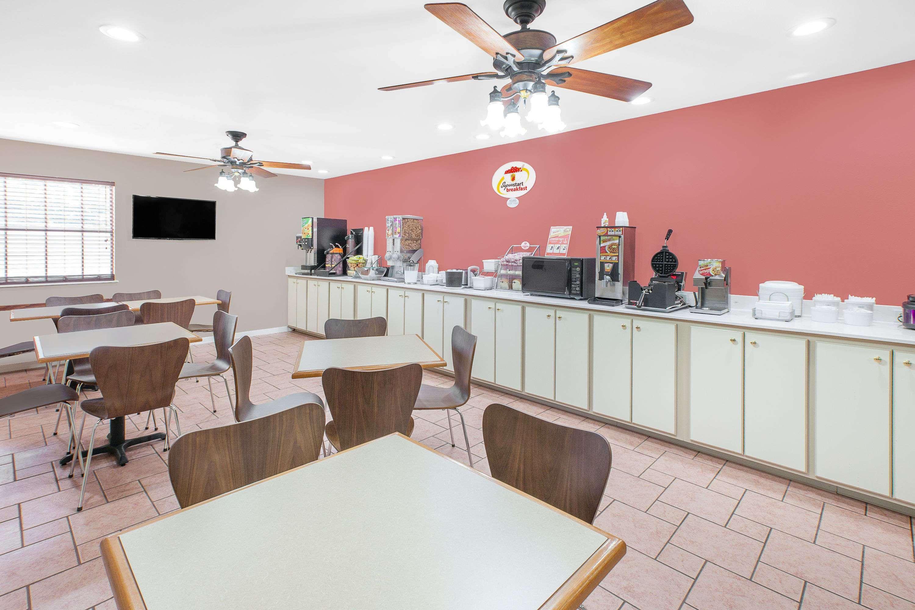 Super 8 By Wyndham Lowell/Bentonville/Rogers Area Bagian luar foto
